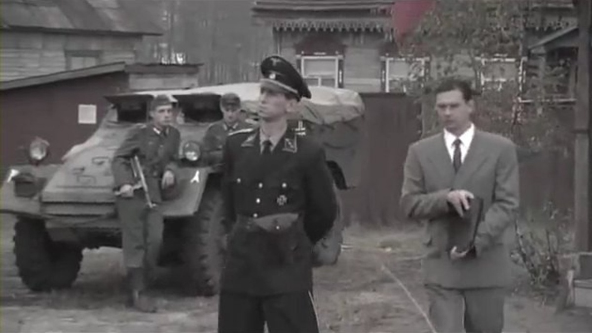 Стоп-кадр с сериала «Московская сага». Советский БТР-40 в роли немецкого БТР Sd.Kfz. 251. Фото из открытых источников.