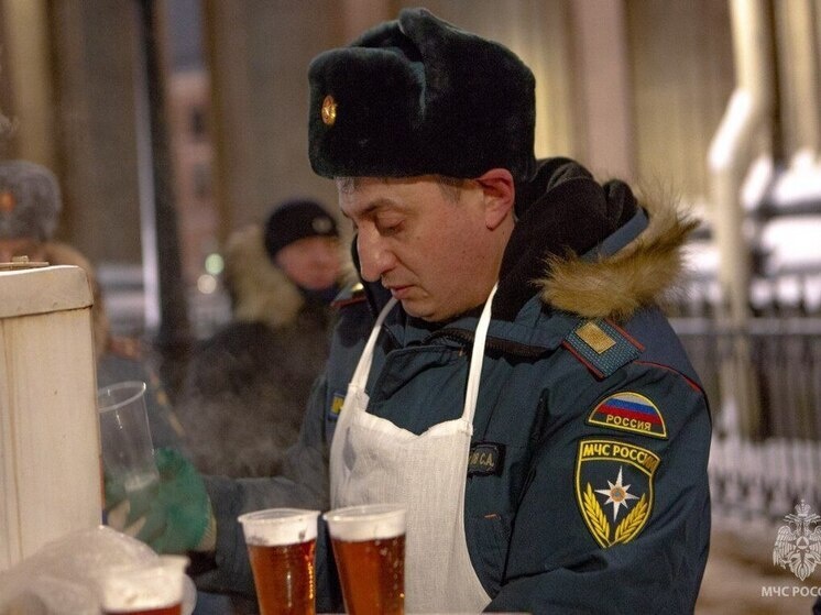     У главных храмов развернули пункты обогрева с горячим чаем. Фото: пресс-служба МЧС по Петербургу