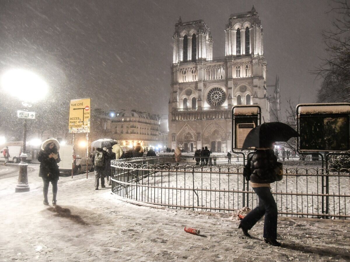    Прохожие возле собора Парижской Богоматери (Notre-Dame de Paris) во время снегопада в Париже | © РИА Новости / Жюльен Маттиа