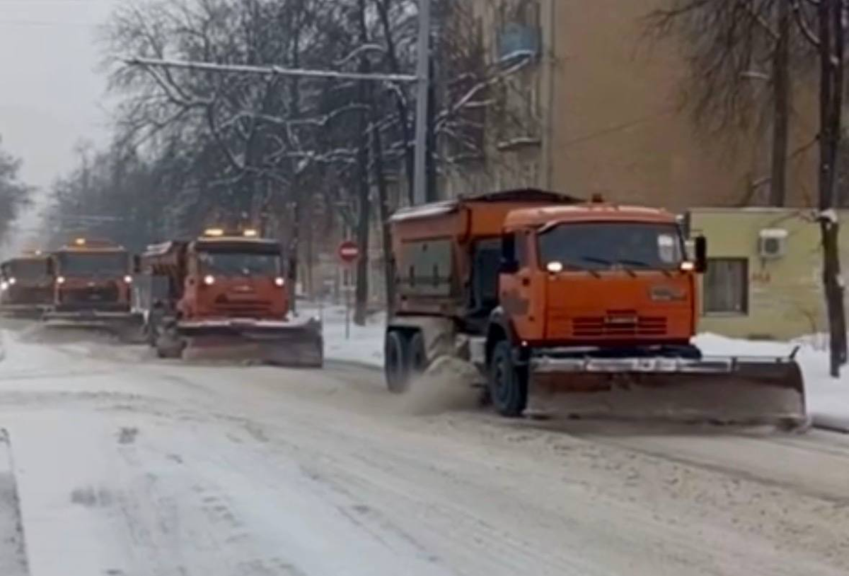    В уборке снега задействовано 1345 единиц спецтехники