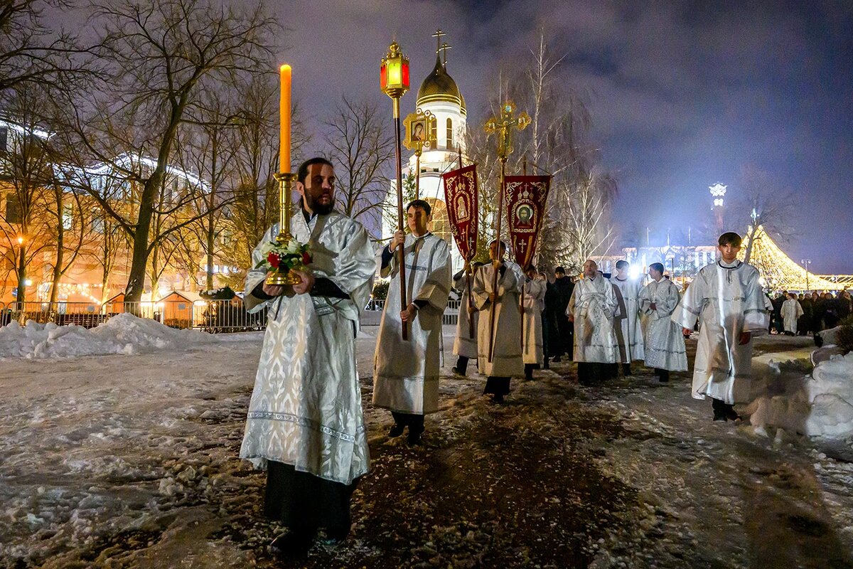   Александр Мелехов / ТАСС- Крестный ход перед началом праздничного богослужения по случаю Рождества Христова в Кафедральном соборе Христа Спасителя в Калининграде