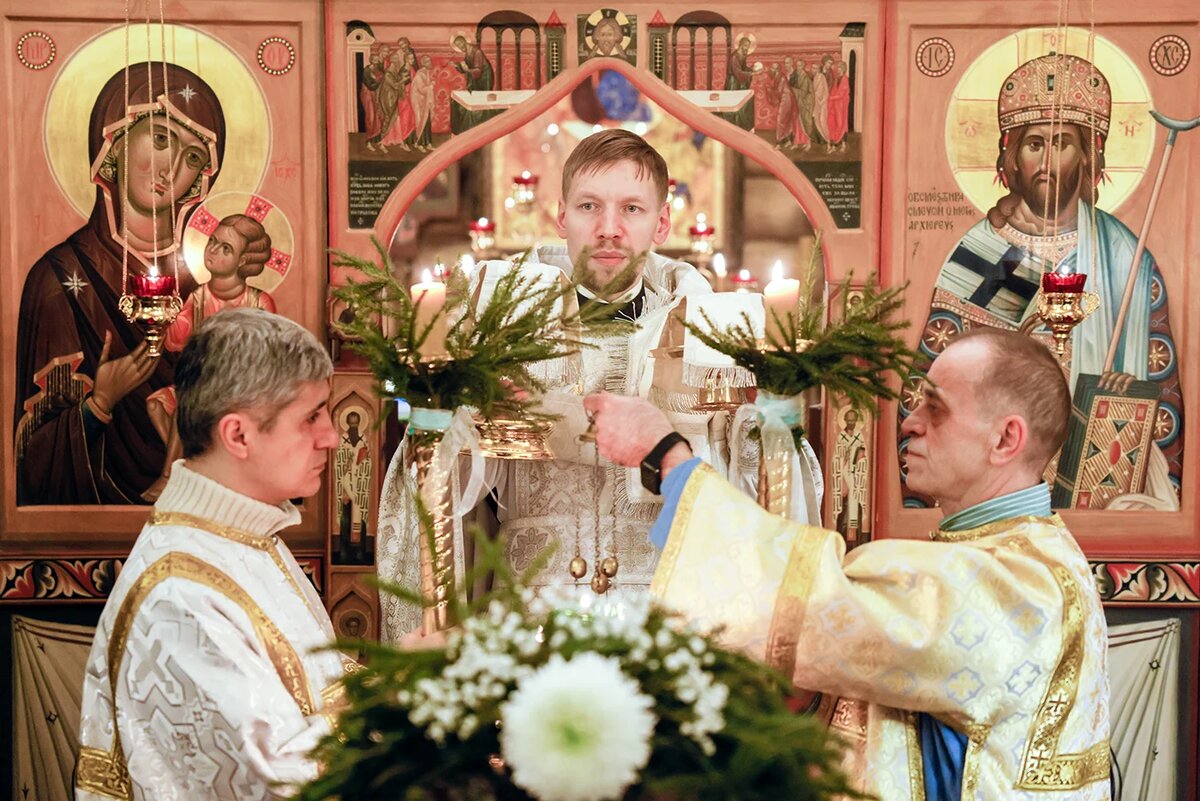   Праздничное богослужение по случаю Рождества Христова в храме преподобного Серафима Вырицкого в Долгопрудном 
Юлия Морозова / ТАСС
