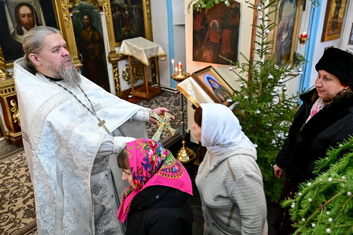   Причастие во время праздничного богослужения по случаю Рождества Христова в Успенском кафедральном соборе в Енисейске 
Николай Бурматов / ТАСС