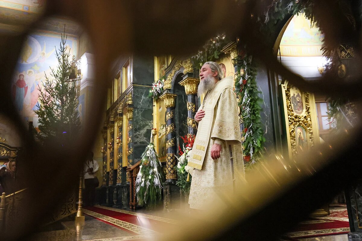   Митрополит Екатеринбургский и Верхотурский Евгений во время праздничного богослужения по случаю Рождества Христова в Свято-Троицком кафедральном соборе в Екатеринбурге 
Донат Сорокин / ТАСС