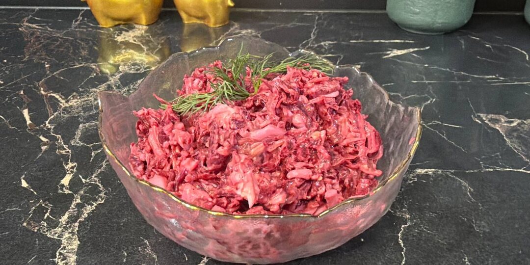 Салат из свеклы с яйцами и сыром