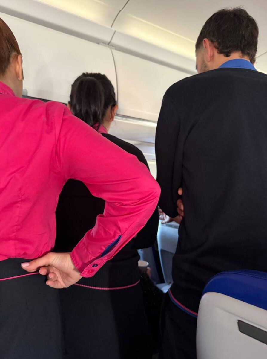    Юлия Бурцева сделала фото в салоне самолета после того, как мужчине стало плохоСоцсети Юлии Бурцевой