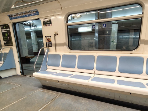 Психиатр: привычка сидеть нога на ногу в общественном транспорте связана с чрезмерным эгоизмом