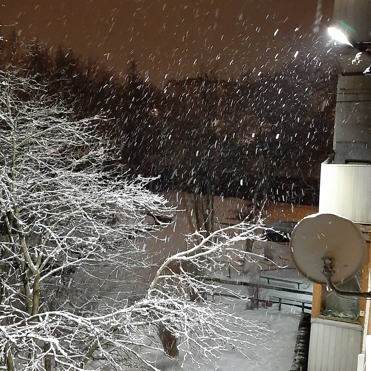 Вечерний снегопад за окном