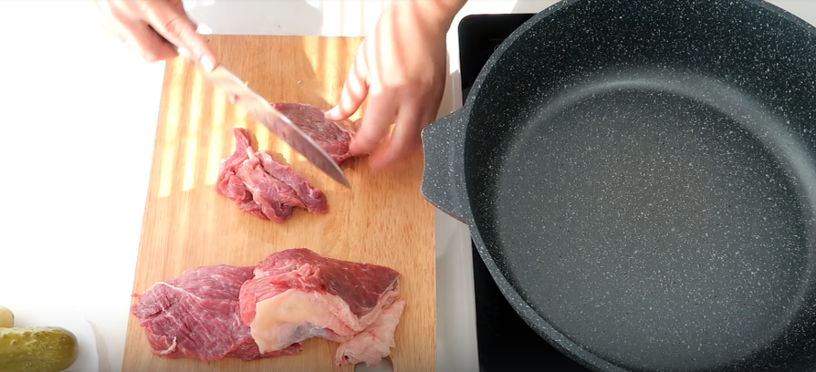 Нарезаем говядину