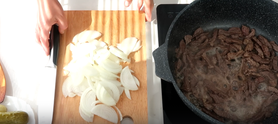 Лук нарезаем полукольцами