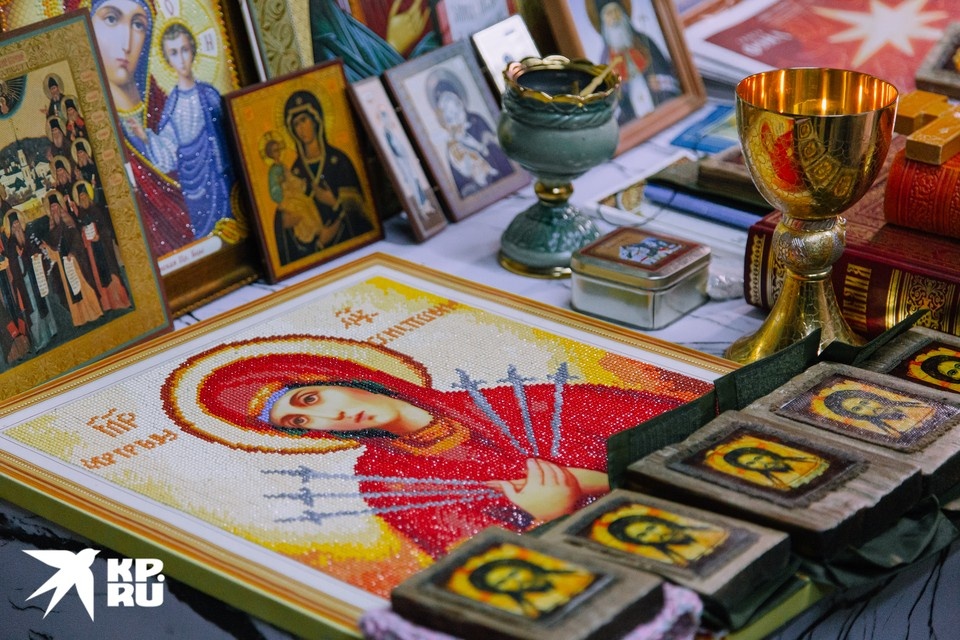    Иконы на алтаре блиндажного храма. Григорий КУБАТЬЯН