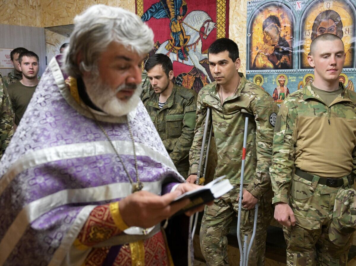    Военнослужащие ВС РФ на пасхальном молебне в блиндажном храме в Запорожской области | © РИА Новости / Константин Михальчевский