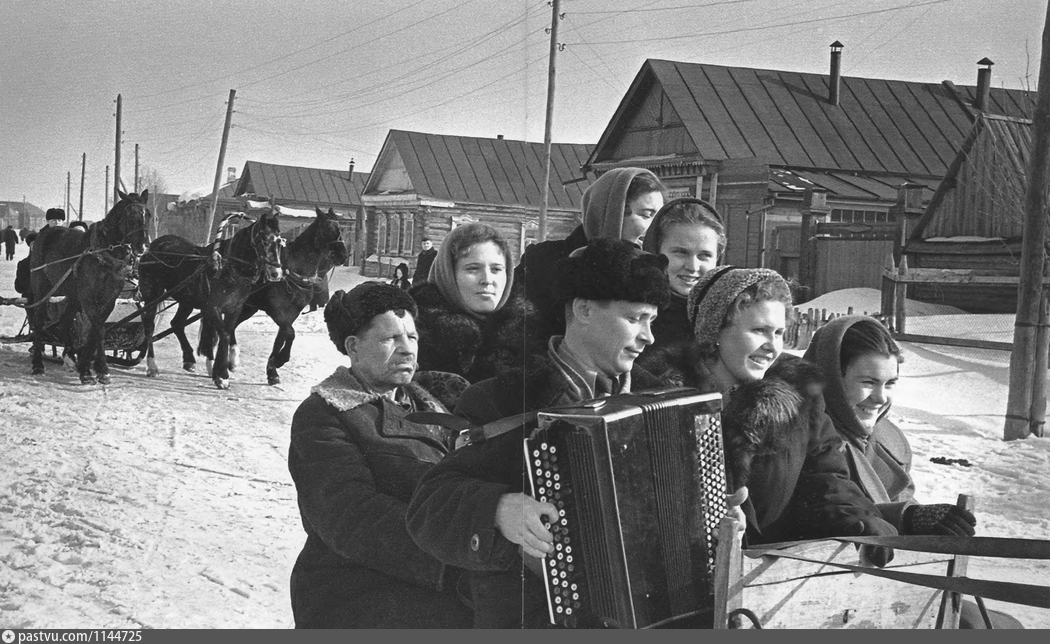 Народное гулянье в праздничный день