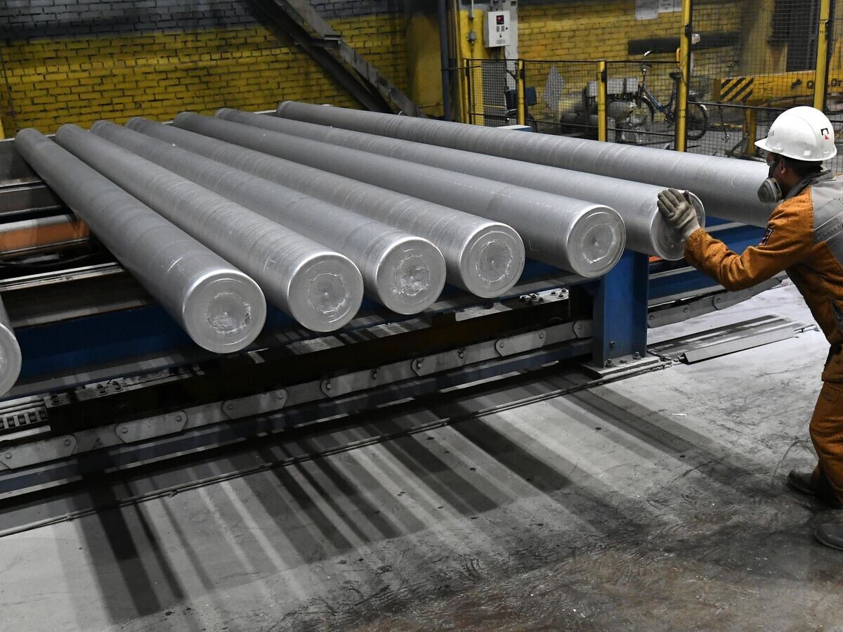    Цилиндрические алюминиевые слитки в литейном агрегате литейного цеха Красноярского алюминиевого завода компании "Русал" © РИА Новости . Илья Наймушин