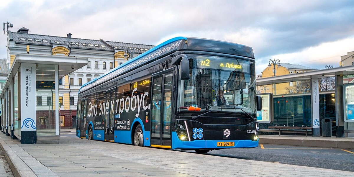 Фото 1. Электробус у остановки «Метро Китай-город» (на табло — М2 до м. «Лубянка») | пресс-служба Дептранса Москвы
