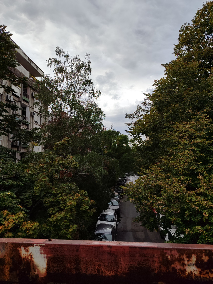 Некоторые дворы в «Блоках» поразительно напоминают родной спальник, от которого нас в действительности отделяют почти две тысячи километров. Так и хочется воскликнуть: «Эй, да я же тут живу!»