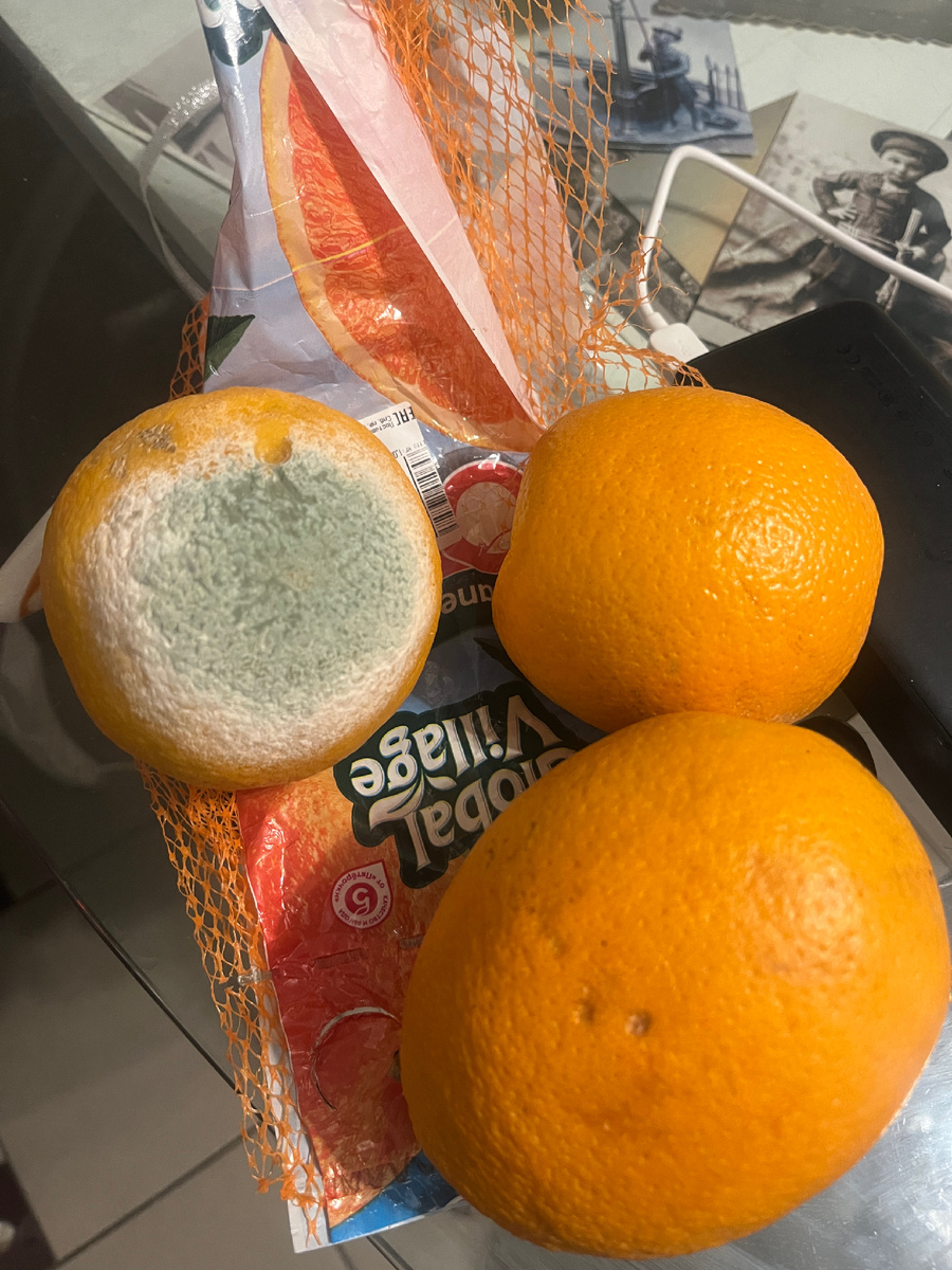 Апельсины ОТБОРНЫЕ оказались совсем плохими. 2 из 3-х испорчены. Доставка из Пятёрочки. Но они исправили ситуацию без разговоров