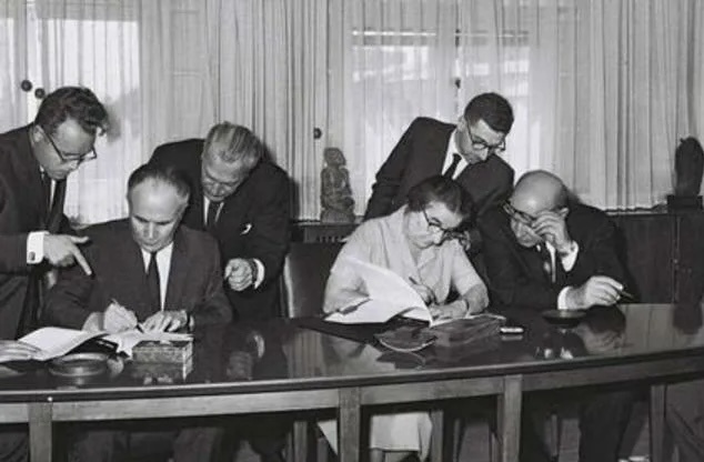 Советчики советуют как повыгоднее поменять Святую землю на апельсины. Фото из интернета 