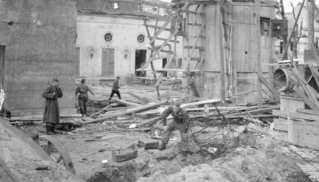 Русские солдаты на месте захоронения Гитлера и Евы Браун