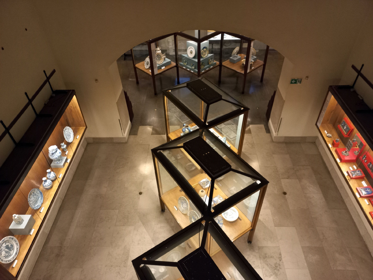 Интерьер академический, без ужимок: витрины по стенам и в центре залов. Картинка для осознания атмосферы