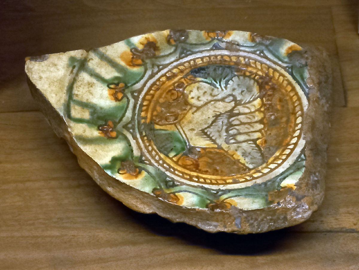 Это морковка, если что! Я надеюсь)
1. Фрагмент блюда. Ломбардия. Сер. XV века. Инв. G 68