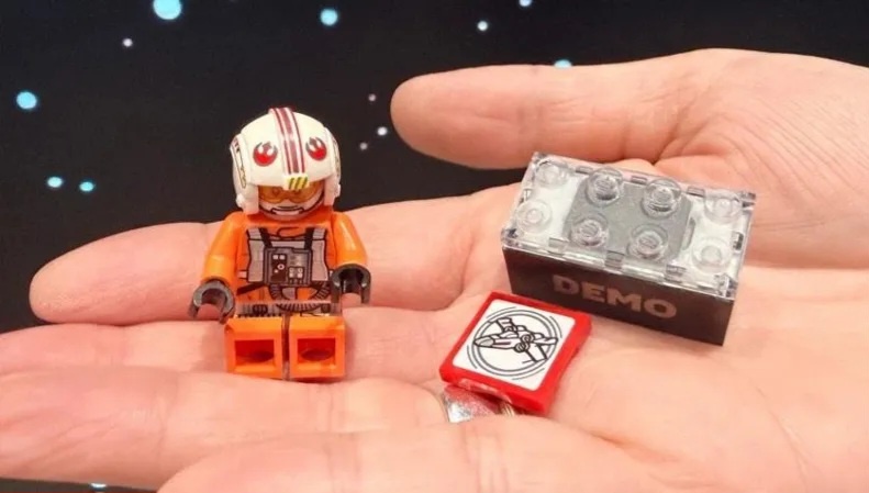 Используя беспроводную систему, разработанную компанией Lego, три модели взаимодействуют друг с другом, выдавая определенные реакции через «умный кубик».