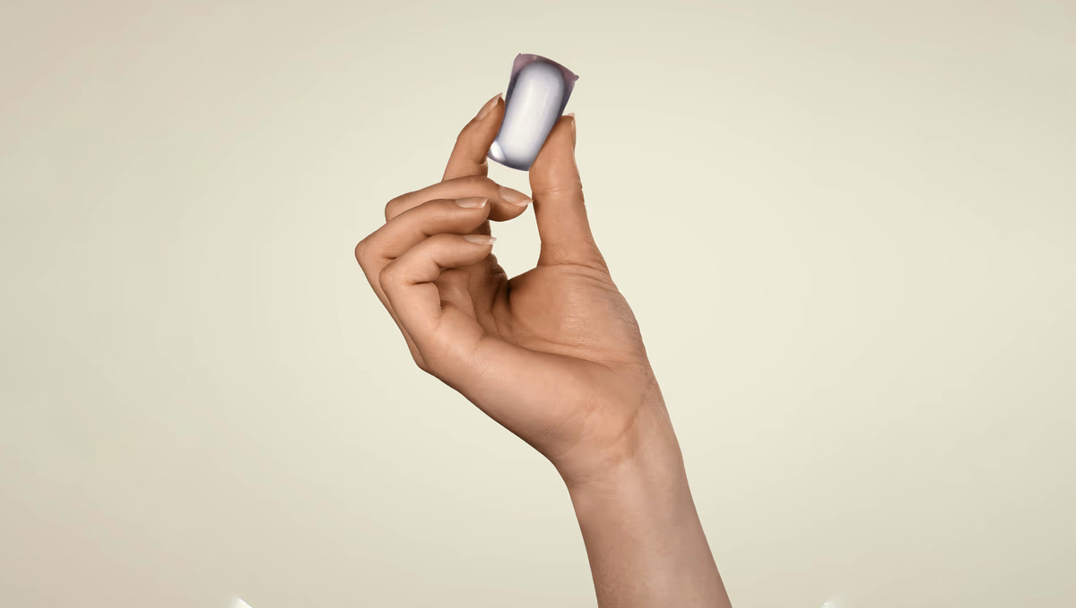     Фото: Notpla Шарики с водой можно просто положить в рот и раздавить, либо откусить и выпить