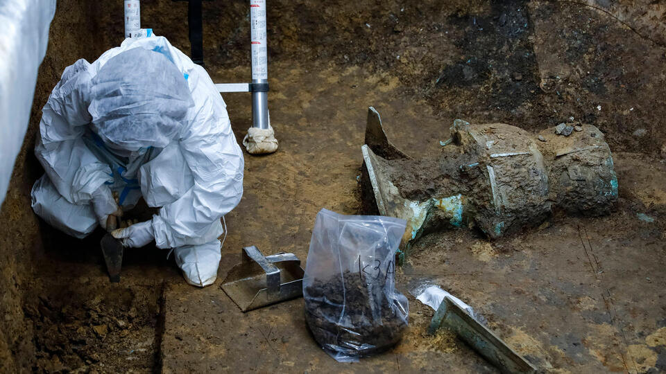     Китайские археологи нашли в древней гробнице подвески с изображением дракона Shen Bohan/www.imago-images.de/Xinhua/TASS