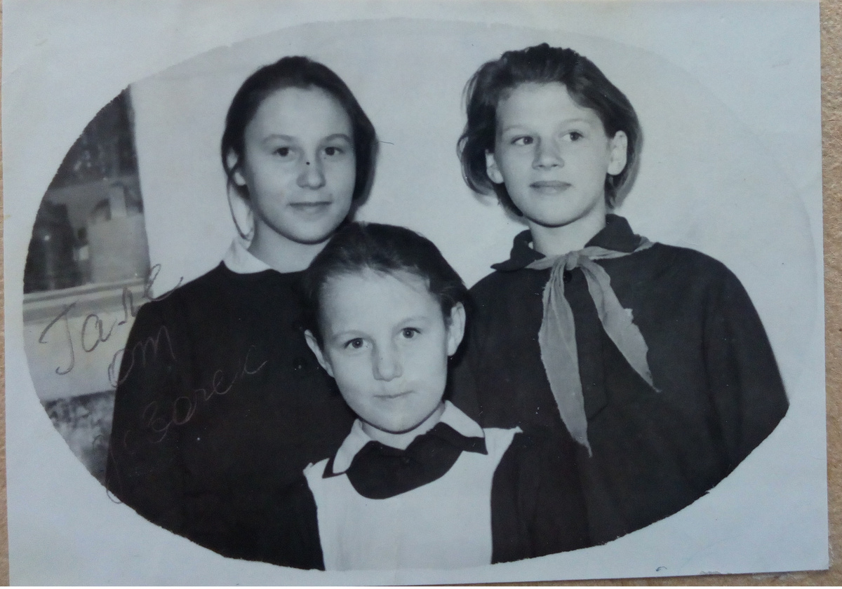  Все мы тут втроем девчонки-девчонки. А сейчас у Ани спина вся скрученная и ходит она с трудом. Да и все мы-девочки, как написала тут мама, уже вообще не прыткие ни разу.