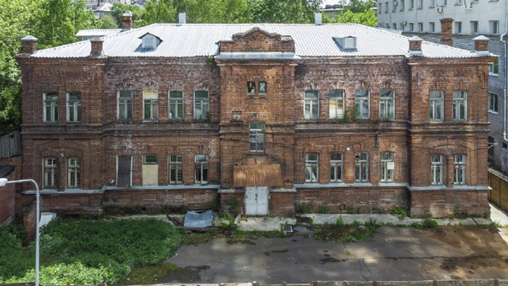 
 
 Бактериологическая лаборатория в Перми была основана в 1898 году. В 1911 году для нее построили специальные корпуса. Специалисты отмечают, что здание отличается  большим количеством кирпичного декора и ризалитами.
 
 Группа «Ясно девелопмент» приобрела участок со зданием в 2021 году. После реконструкции в здании могут разместиться компании социальной сферы или здравоохранения.
]]>