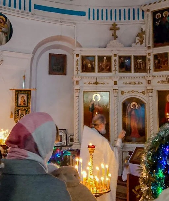        В Спасо-Преображенской церкви села Великая Топаль прошло праздничное богослужение в честь Рождества Христова