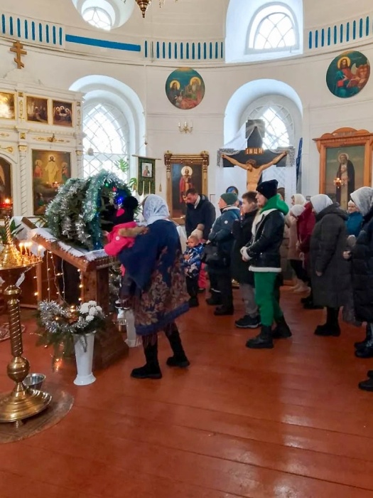        В Спасо-Преображенской церкви села Великая Топаль прошло праздничное богослужение в честь Рождества Христова