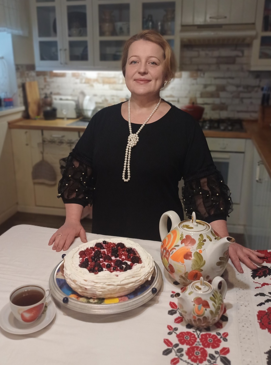 Меня зовут Юля. Очень вам рада! Фото сделано сегодня утром. Тортик, рецепт которого я написала в конце статьи, уже на столе. Скоро будем пить чай. Фото автора Юлия Солоха.