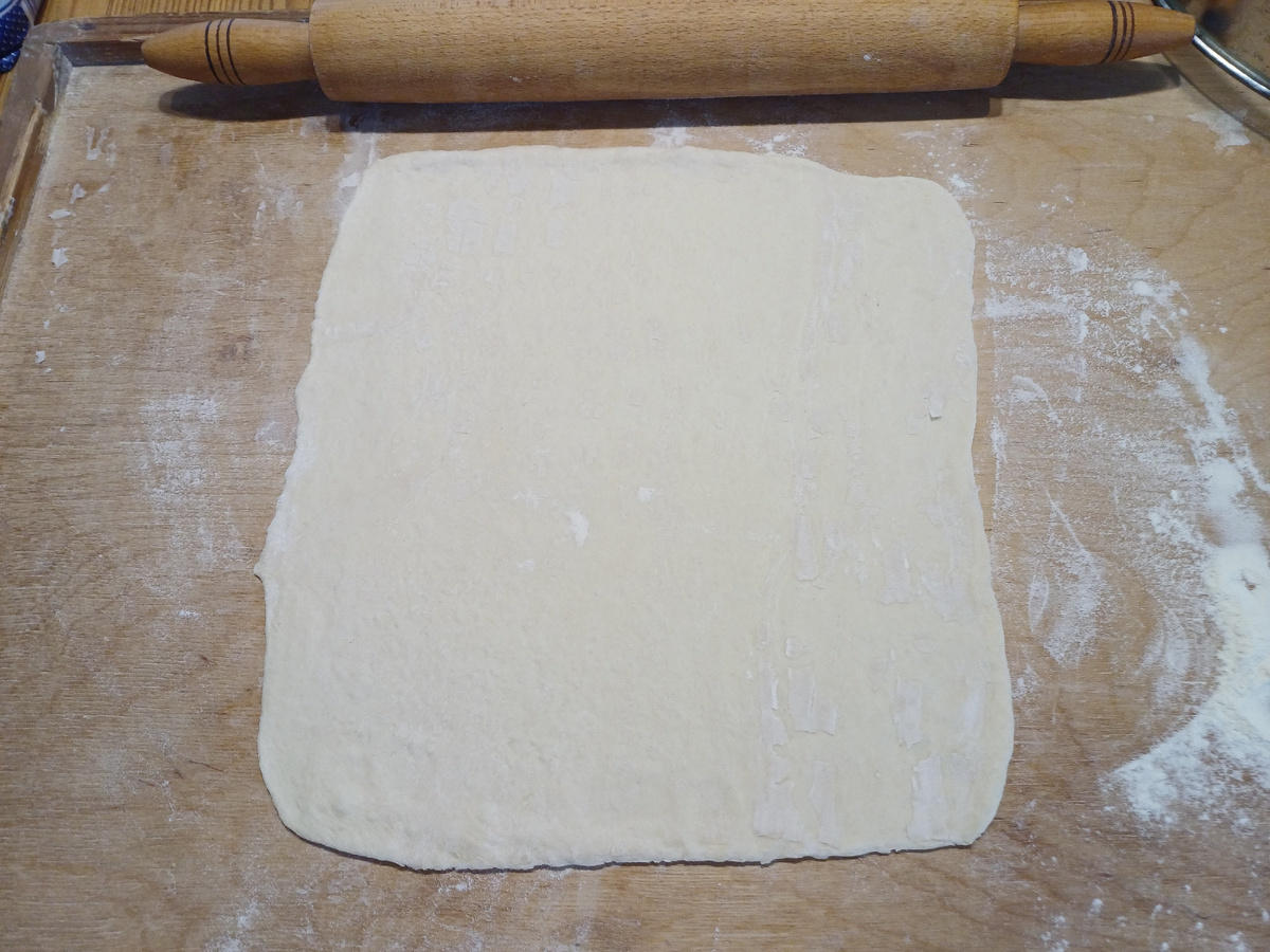 Раскатать скалкой слоёное тесто. Желательно в одном направлении. Фото автора Юлия Солоха.