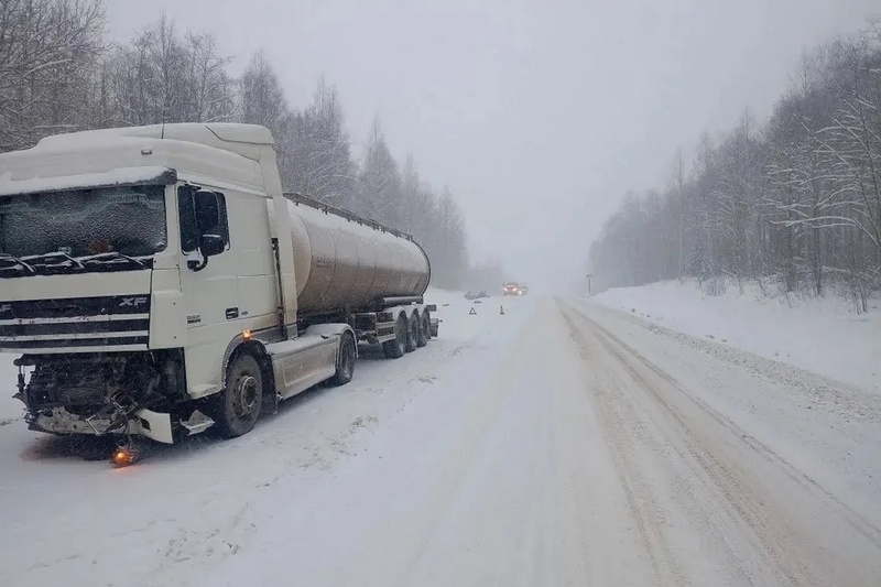    Авария произошла сегодня около 11:10 на пятом километре автодороги Воскресенское - Иванов Бор - Кириллов, у деревни Брод Череповецкого округа.