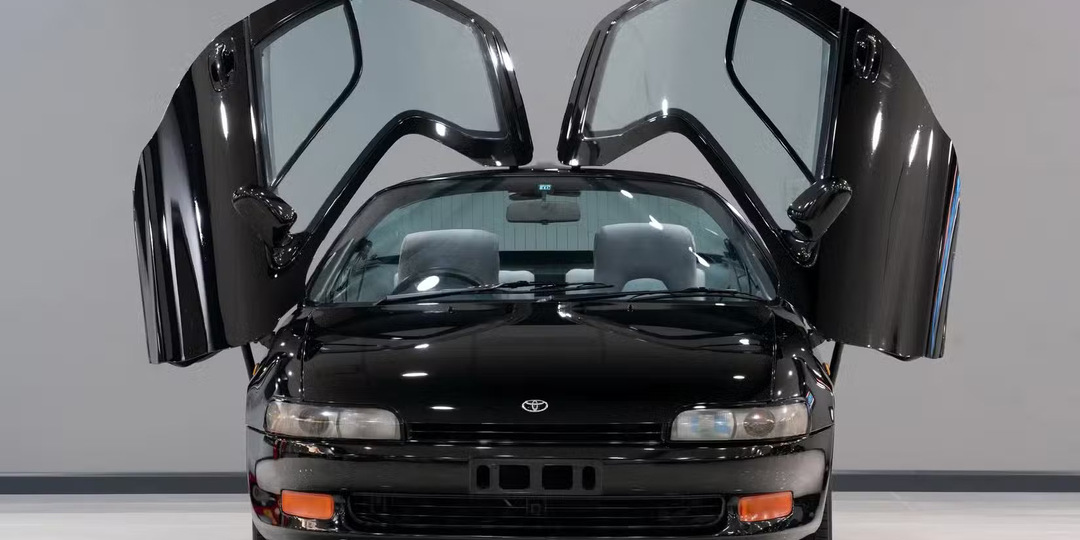 Странная Toyota из 90-х: дешёвая, стеклянная и с дверями вверх