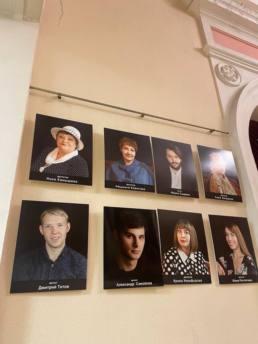 В фойе театра