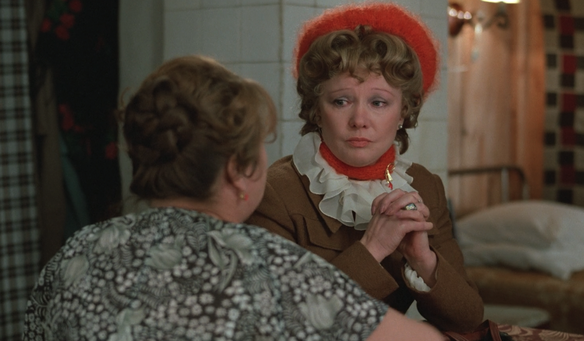    Кадр из фильма "Любовь и голуби" (1980) / Мосфильм