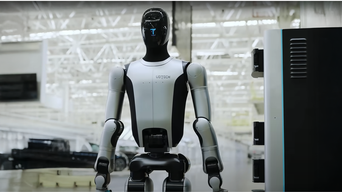    Робот Walker S2