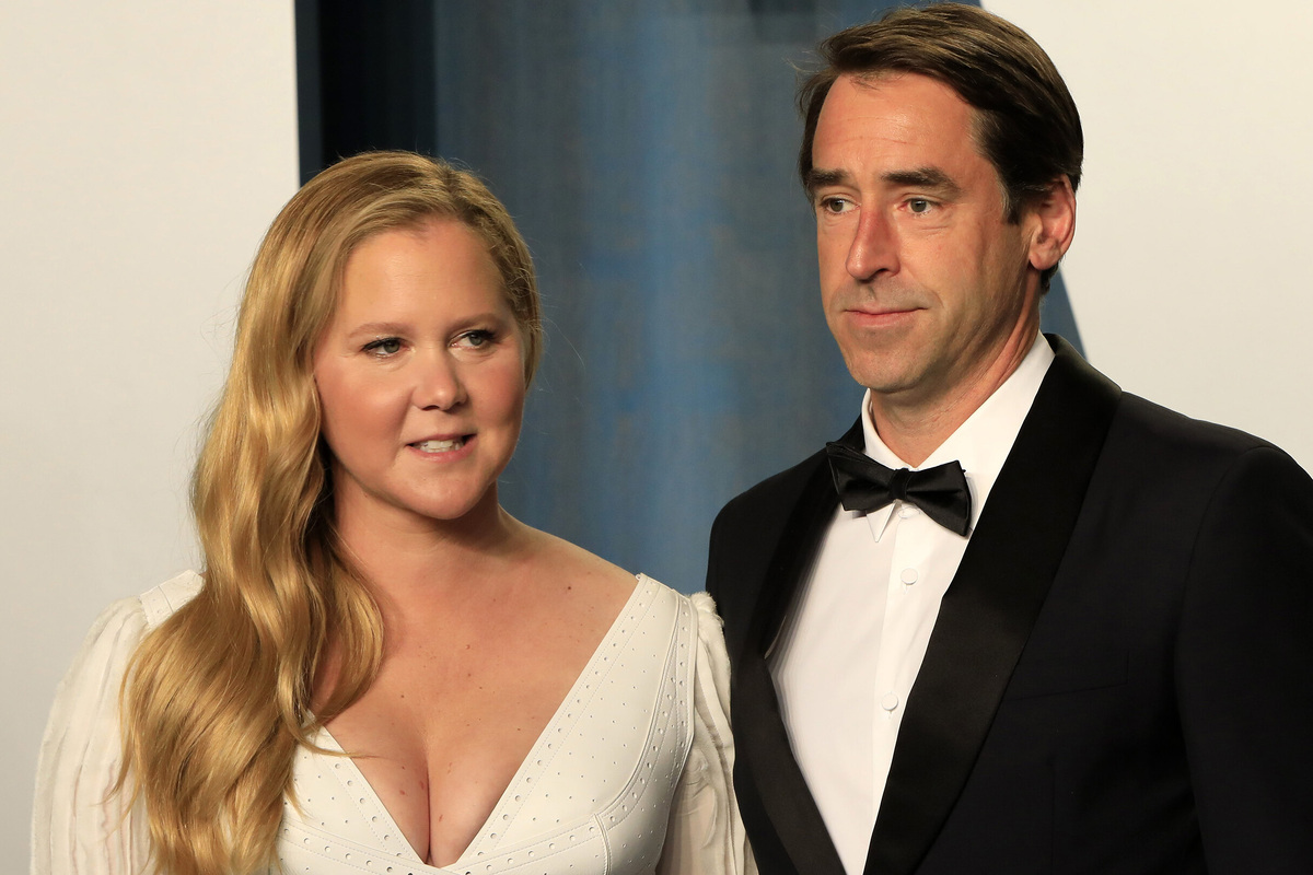     Феноменально похудевшая звезда комедии «Красотка на всю голову» Эми Шумер подала на развод с шеф-поваром