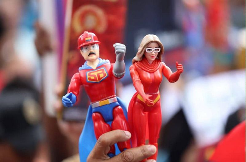 Фигурки Мадуро и его жены в Венесуэле на демонстрации протеста против их похищения