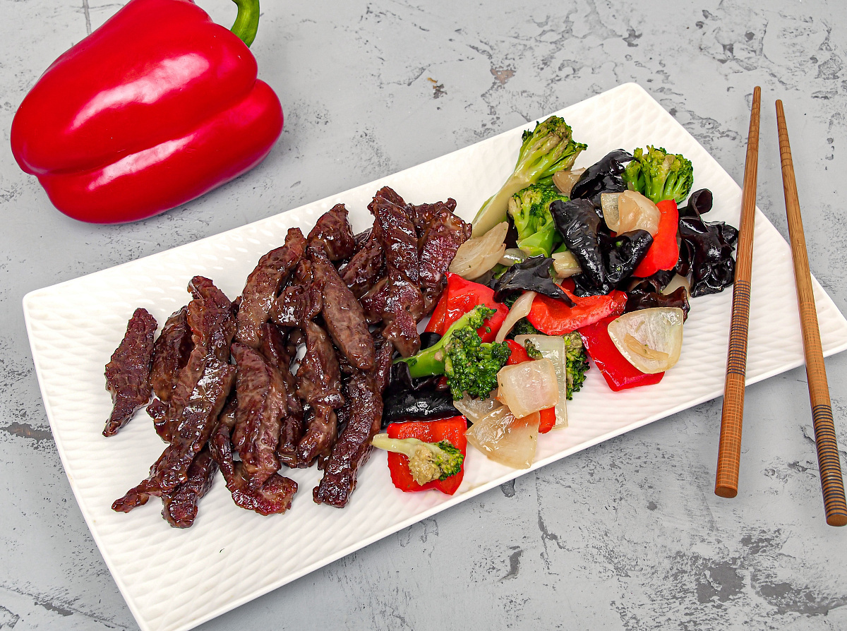 Говядина "Чоп суэй" в соусе демиглас с овощами стир фрай и древесными грибами