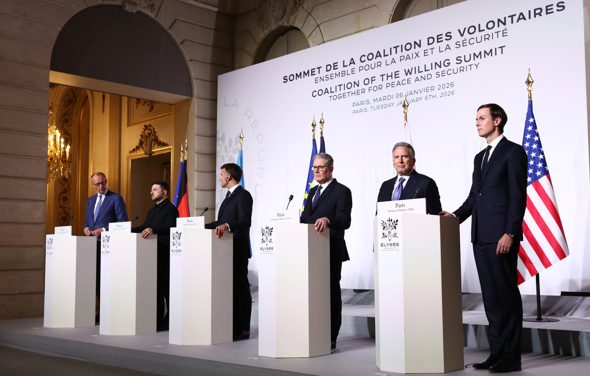    Канцлер ФРГ Фридрих Мерц, Владимир Зеленский, президент Франции Эмманюэль Макрон, премьер-министр Великобритании Кир Стармер, спецпосланник президента США Стивен Уиткофф и Джаред Кушнер  Tom Nicholson/Getty Images