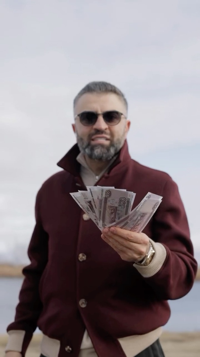 Деньги отражают настоящий облик человека, снимает маску. Картинка взята из интернета