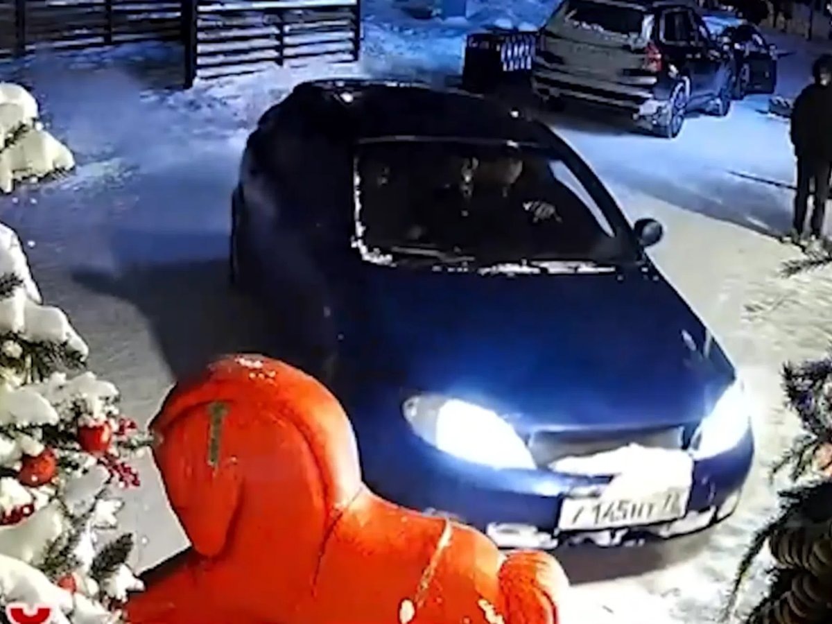     В Тюмени водитель автомобиля протаранил новогодний декор кондитерской