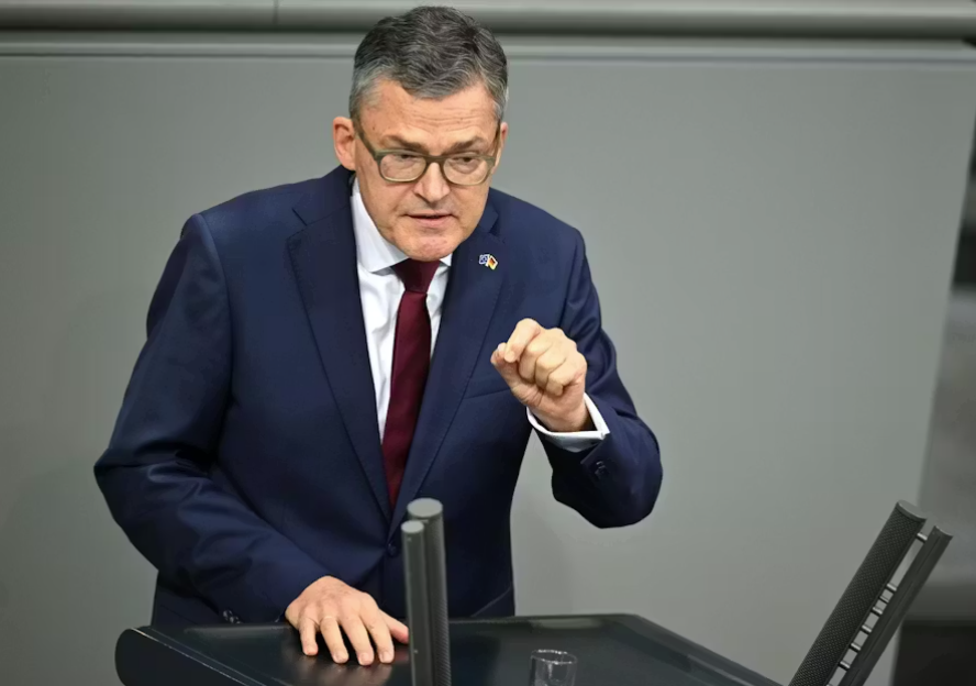 Родерих Кизеветтер (CDU) выступает на пленарном заседании в немецком Бундестаге © Rabea Gruber/dpa