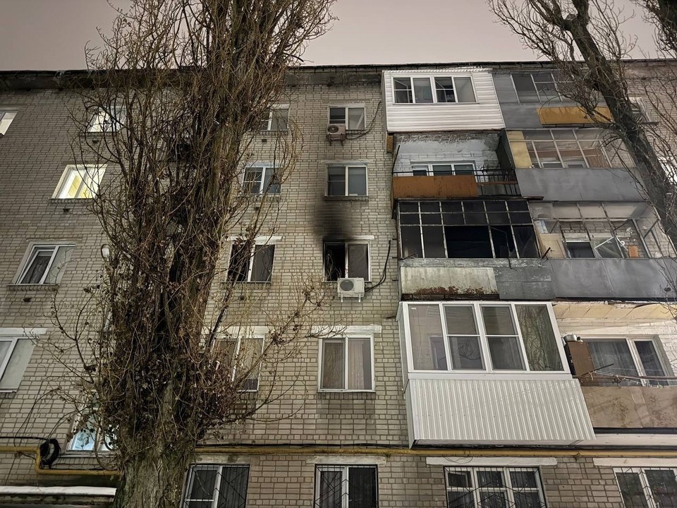    На пожаре в воронежской пятиэтажке погиб мужчина, пострадали его жена и трое детей, фото СК СК России по Воронежской области