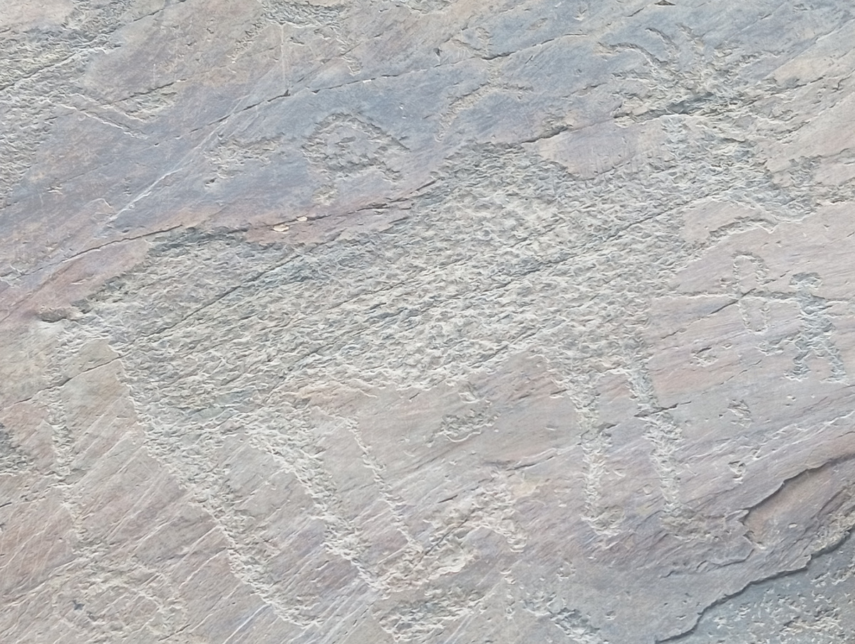 Петроглиф ( наскальное изображение охотников) 