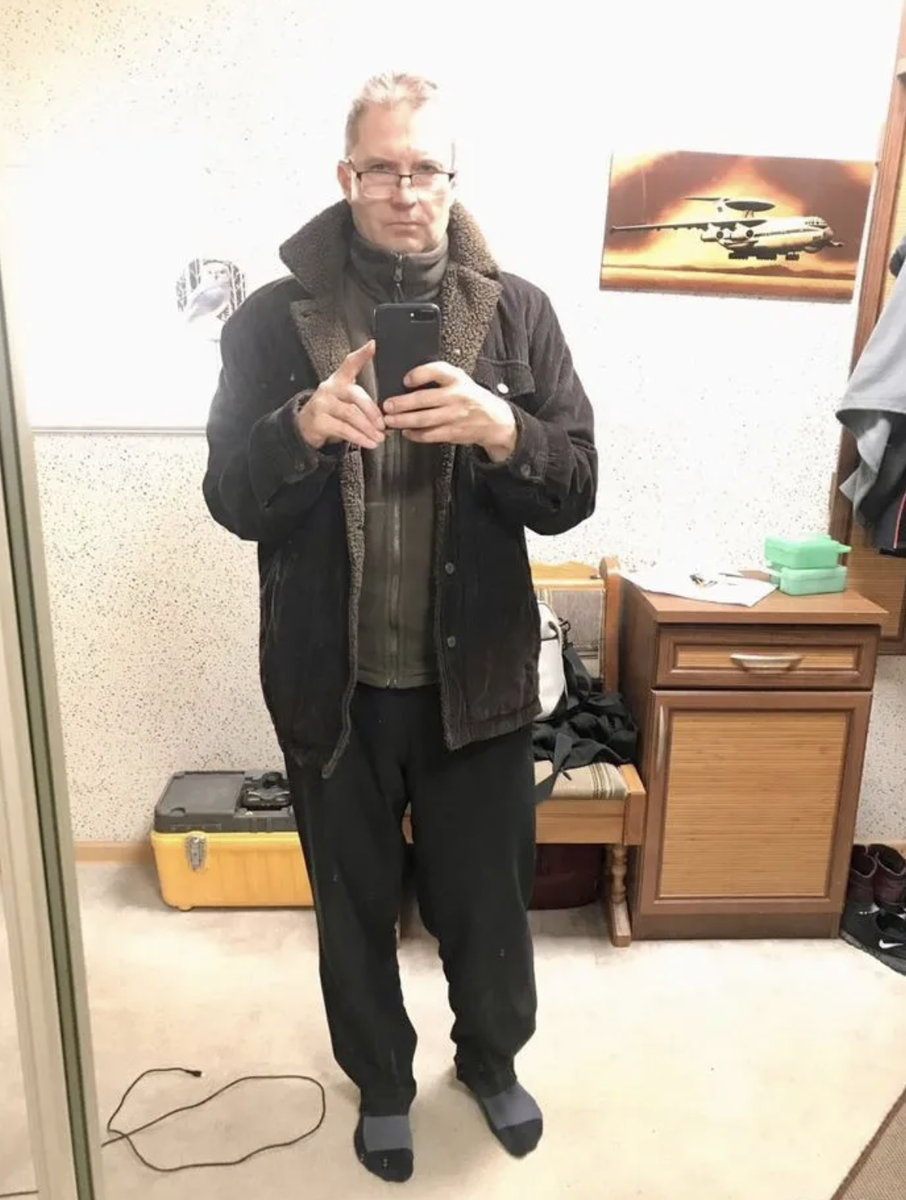 Приторговывает шмотьём, но это ведь не возбраняется ЛОЛ