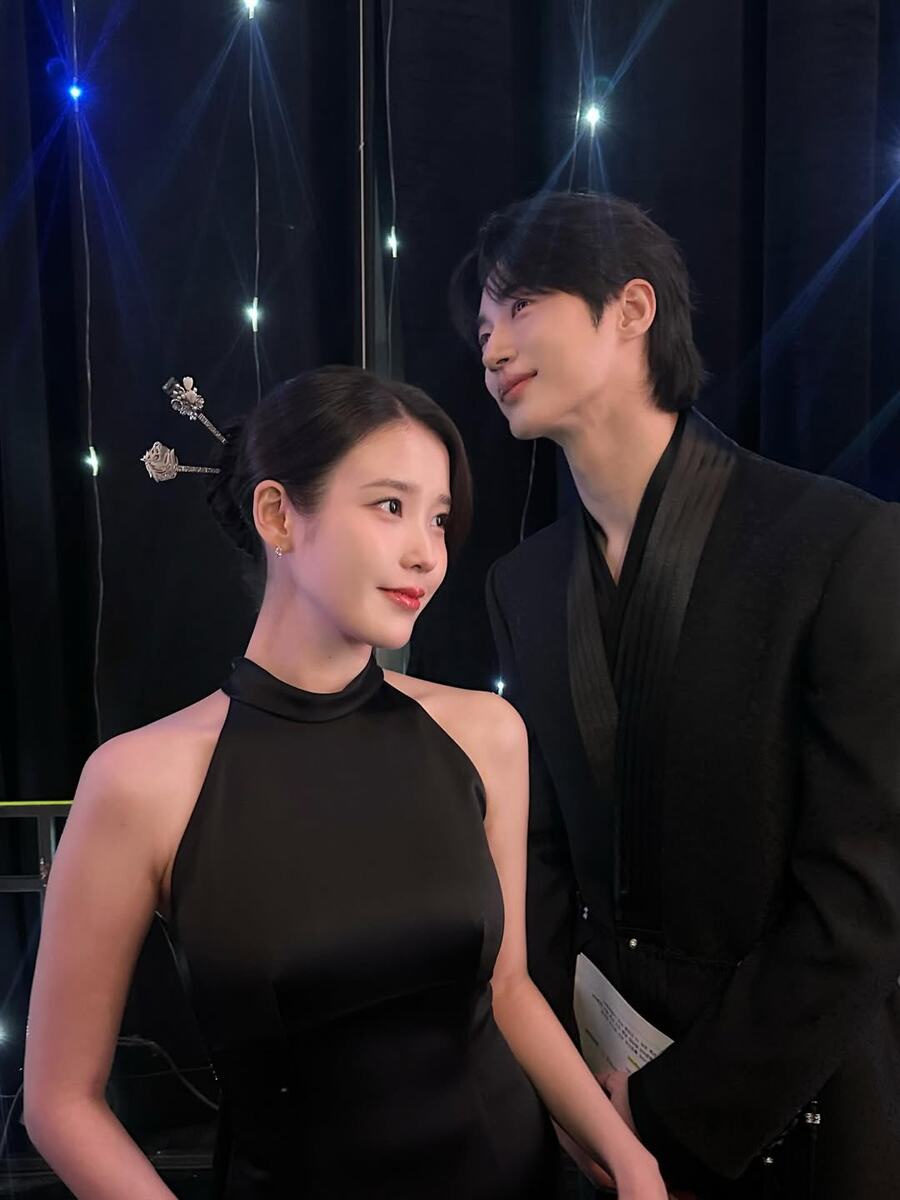    IU и Пён У СокСоцсети